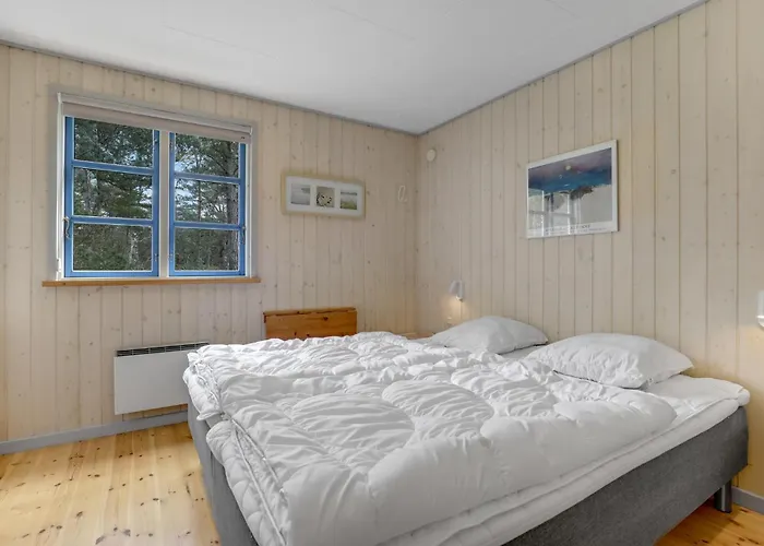 Stunning In Aakirkeby With Wifi بيت للعطل *